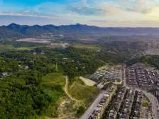 小区环境优美,住家舒适度高,依山而建,视野很开阔