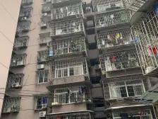 该房子是自住房,顶楼,轻轨站出口