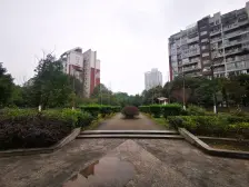 房子位置好,出行生活方便,房子精装修家电家具齐全