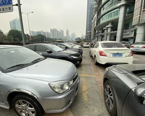 鸿业豪庭,近公园地铁,格局方正,全新装修未入住