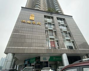 鸿业豪庭近地铁公园大半圆形落地玻璃景观窗好正啊