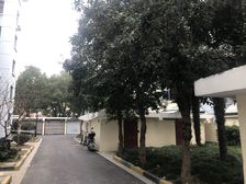 地铁站带大院子,适合一家人居住采光比较好。