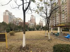 临河精装两居。推窗见河景,凭栏静赏流水风光