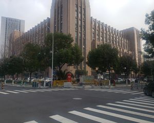 房子户型方正朝南精装带露台中间楼层