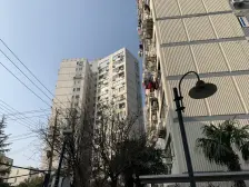 新上彩虹二村,二楼,边户附二院旁,房东诚心出售,看房方便