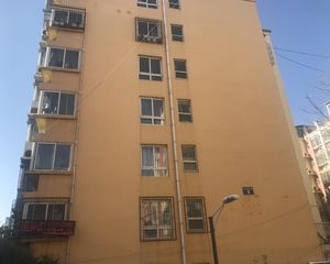 小户型的住宅,有集中供暖,已装修,楼层好
