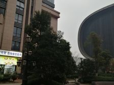 一室一厅融创茂近地铁出行便利采光棒