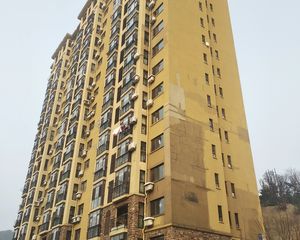 未住精装拍摄时太阳晃导致图片失真装修不是大红色