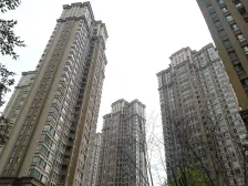 龙湖物业,带花园,一线临崖看高尔夫球场。