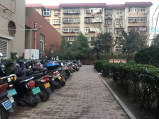 小区有地下停车场,双气,小区环境不错