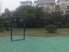 房子是金科一楼带大花园,带地下室的户型,住家安静。