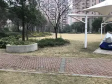 电梯房,主卧朝南,环境优美,居家装修