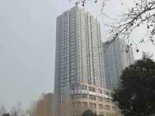 业主新装修的,朝西带阳台,双气,拎包住