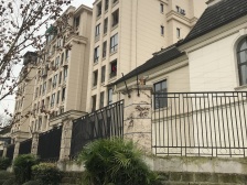 此房联排端户,带60平米左右花园,现浇已做好.