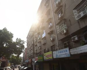 采光很好,户型端正,交通便利。