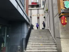 精装修的单间配套 交通便利 门口就是公交车站和轻轨站