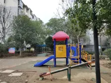 南岸公园,中间楼层,随时看房。小区里面有篮球场。