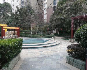 桂花公园地铁口人车分流停车方便带桂花树