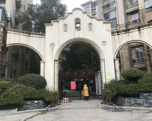 玫瑰园精装顶楼复式,入则宁静,出则繁华
