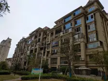 交通便利周边配套设施齐全,纯毛坯房太阳充足光线强户型通透