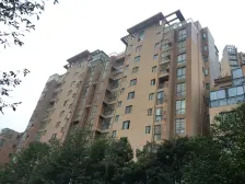 小区绿化覆盖高,管理严格,治安好, 小区停车位充足