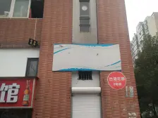 地铁口交通方便,商场旁购物方便,艾溪湖湿地公园旁。