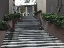 房子是一门两户楼上楼下分别有两家租客