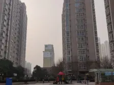 中间位置 采光好 旁边就是公园 图书馆 美术馆