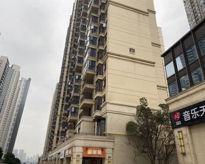 朝南中层三房,双地铁,配套齐全,业主急售,随时看房