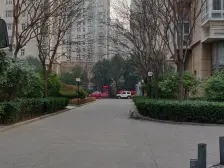 省府旁 位置好 配套全 临公园 图书馆 精装房