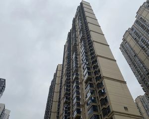 下楼就是六沟拢地铁口,保利商场,生活便利购物方便