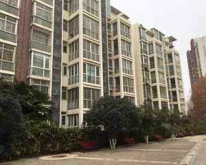 顶楼复式,小区环境优美,双地铁口,交通方便