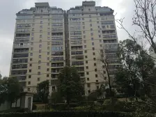 精装修大平层,全屋樱桃木的定制家具。