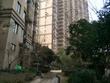 众鑫城上城一期 南北通透,采光好 装修好,环镜优美 中间楼层