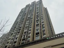 17年的次新小区,环境好,滨江路出行方便。房屋采光好
