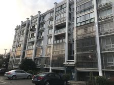 中间楼层大三房 房龄新 面积大 格局好