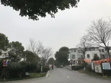 纯别墅小区,精装居住舒服安逸。房东直卖看中可小刀。