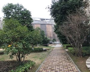 蓝天郡南北通透,采光好装修好,环镜优美近地铁中间楼层