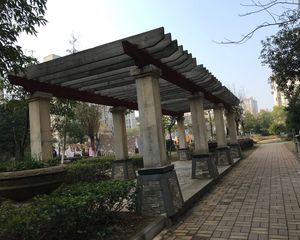 蓝天郡户型方正,采光好装修好,环镜优美近地铁周边匹套完善,,出行方便
