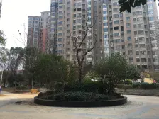 房子是楼梯房6楼的2楼,楼层好。房东是要置换