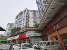 地铁口200米,精装修 低楼层