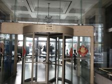 小区中间位置南北通三房一梯两户两卫都有窗