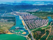 联排别墅地上4层地下一层,4楼带两个平台,带电梯井。