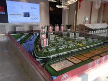 房子是一楼的,交通便利,格局方正,通透适合住