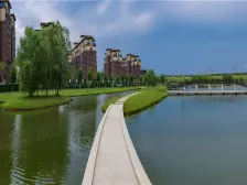 房子是精装修三室 前后带花园 200多平