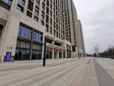 龙兴天街轻轨站旁,上下两层已经做好现浇隔层和楼梯