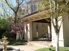 此房是上叠别墅,两层加露台,毛坯交付,看房方便