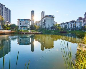 含电梯口负一车位和储藏室,中间楼层湖景房视野开阔