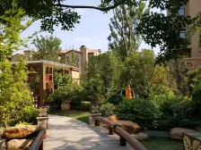 此房宽敞明亮,小区环境好,装修也可按自己的风格