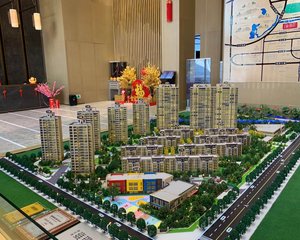 :此房刚交房 南北通户型 位置安静 交通方便
